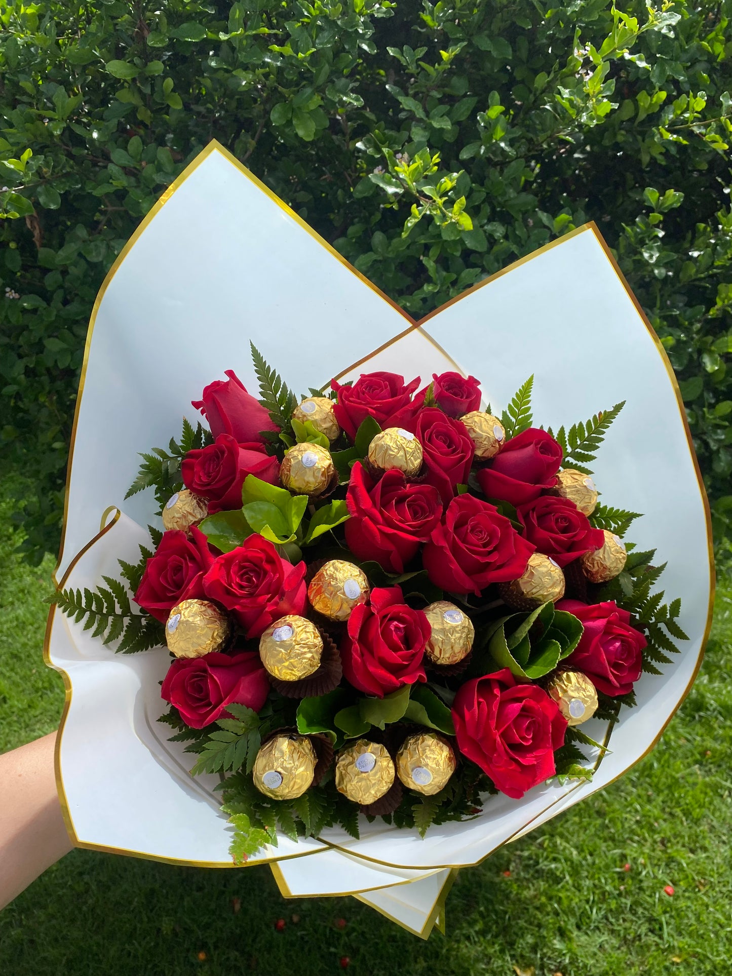 Buquê Siena Doce - 15 Rosas + 2 Caixas de Ferrero Rocher