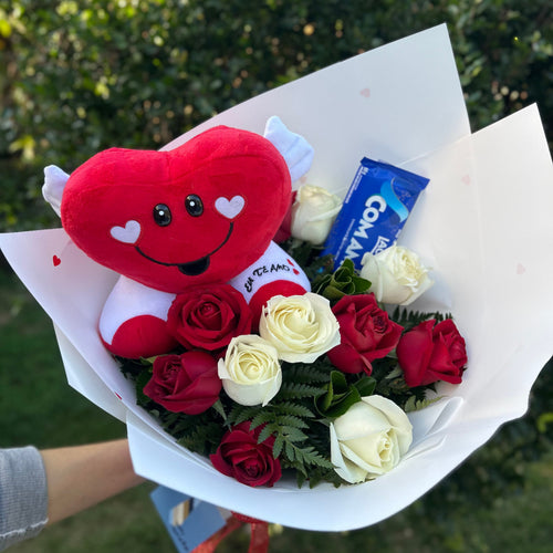 Buquê de 12 Rosas + Pelúcia de Coração e Barra Lacta
