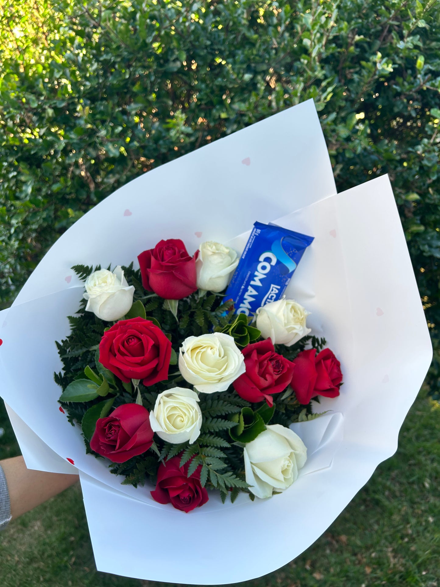 Buquê de 12 Rosas + Barra Lacta
