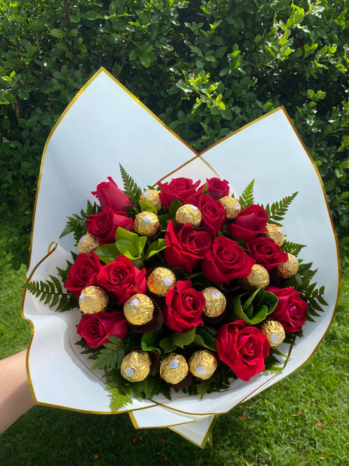 Buquê Siena Doce - 15 Rosas + 2 Caixas de Ferrero Rocher