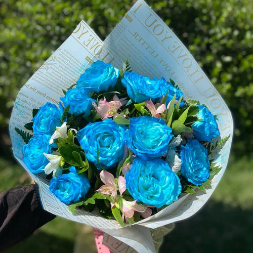Buquê Celeste – Rosas Azuis e Emoção em Flores