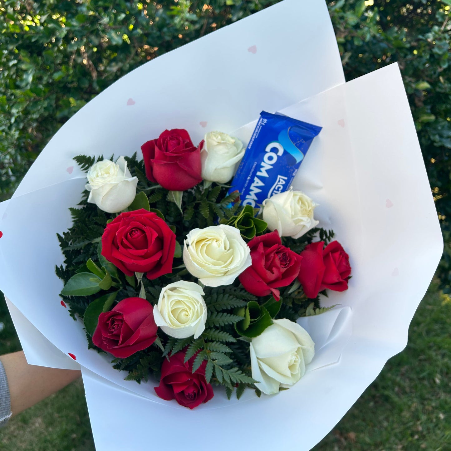 Buquê de 12 Rosas + Barra Lacta