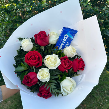 Buquê de 12 Rosas + Barra Lacta